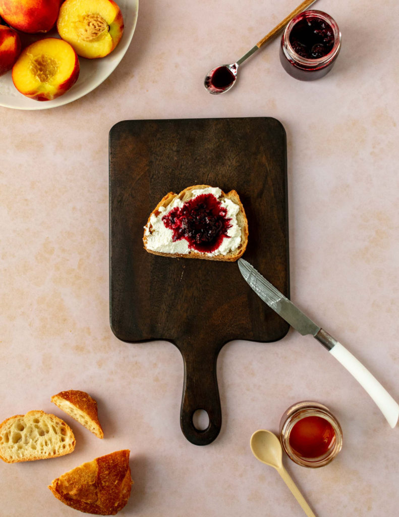 Toast with ricotta and blackberry compote
