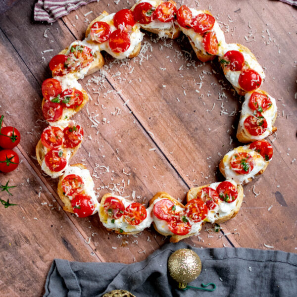 Crostini Wreath with Stracciatella Cheese and Marinated Tomatoes