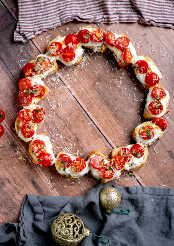 Crostini Wreath with Stracciatella Cheese and Marinated Tomatoes