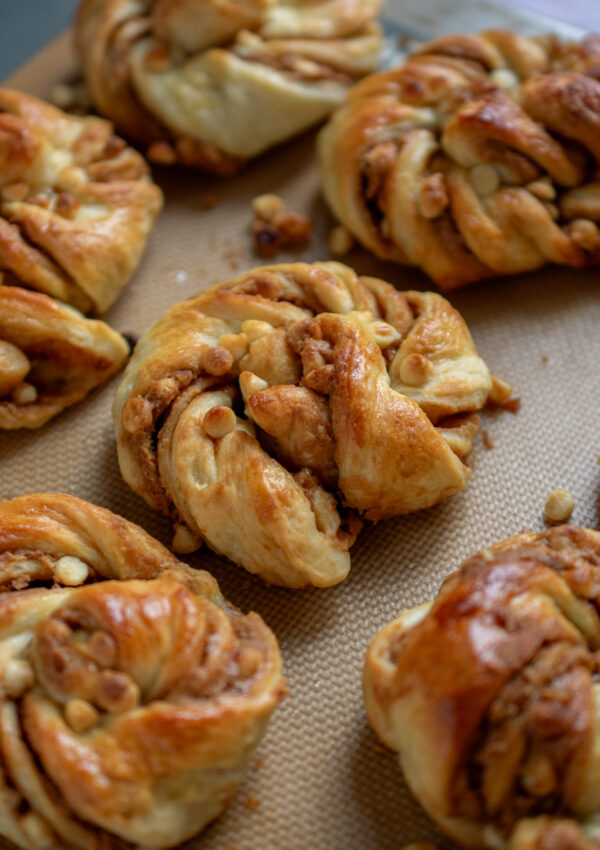 Speculoos and White Chocolate Buns